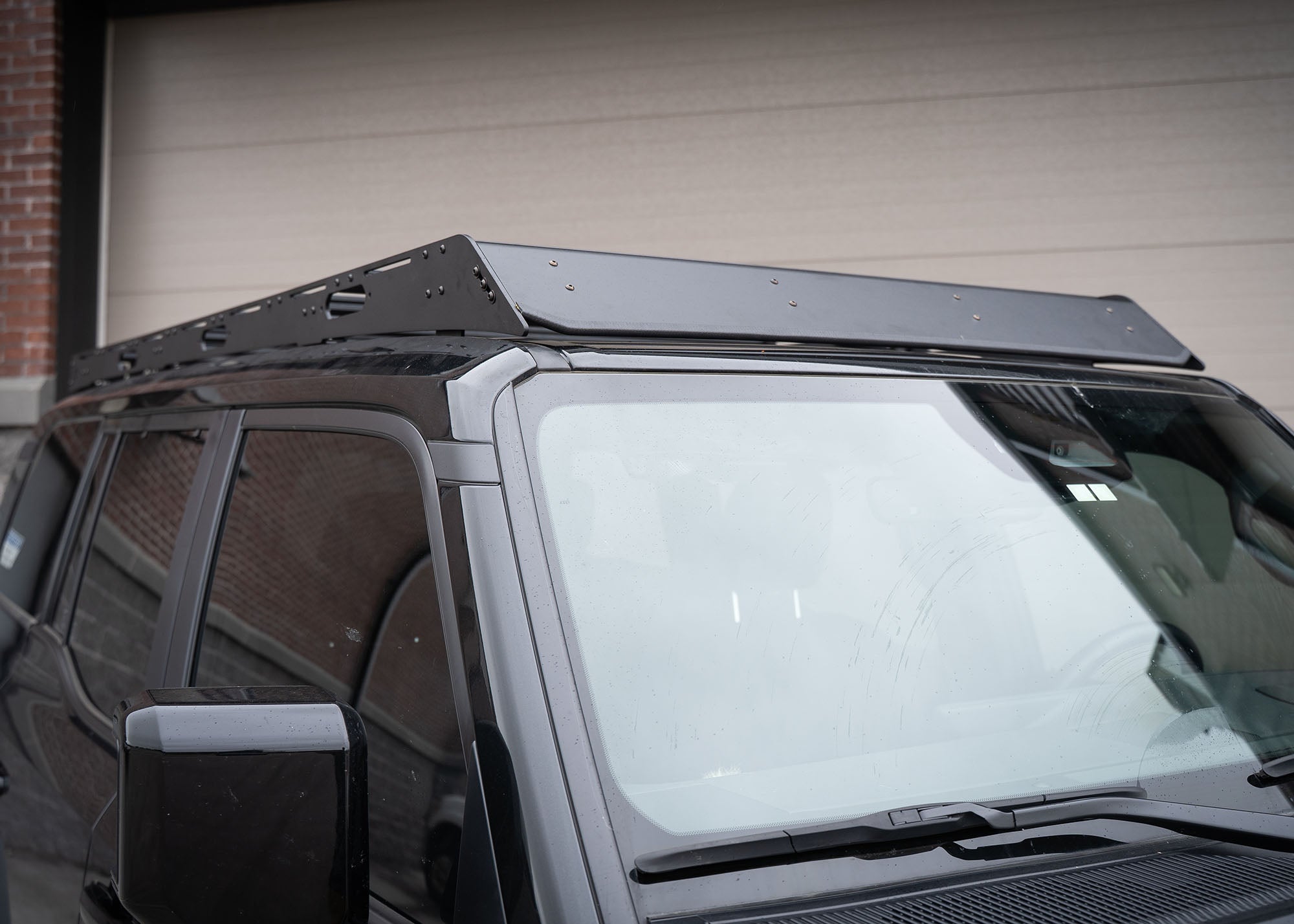 photo of a black lexus gx550 front view of a driftr roof rack