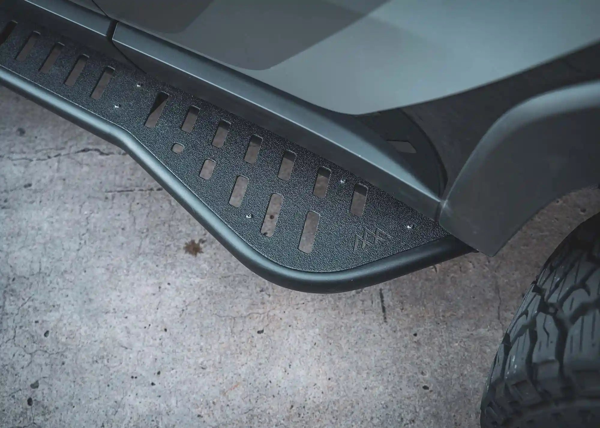 Close up of the bump out and premium powder coat finish on the Land Cruiser 250 LC250 Rock Sliders from Backwoods Adventure Mods