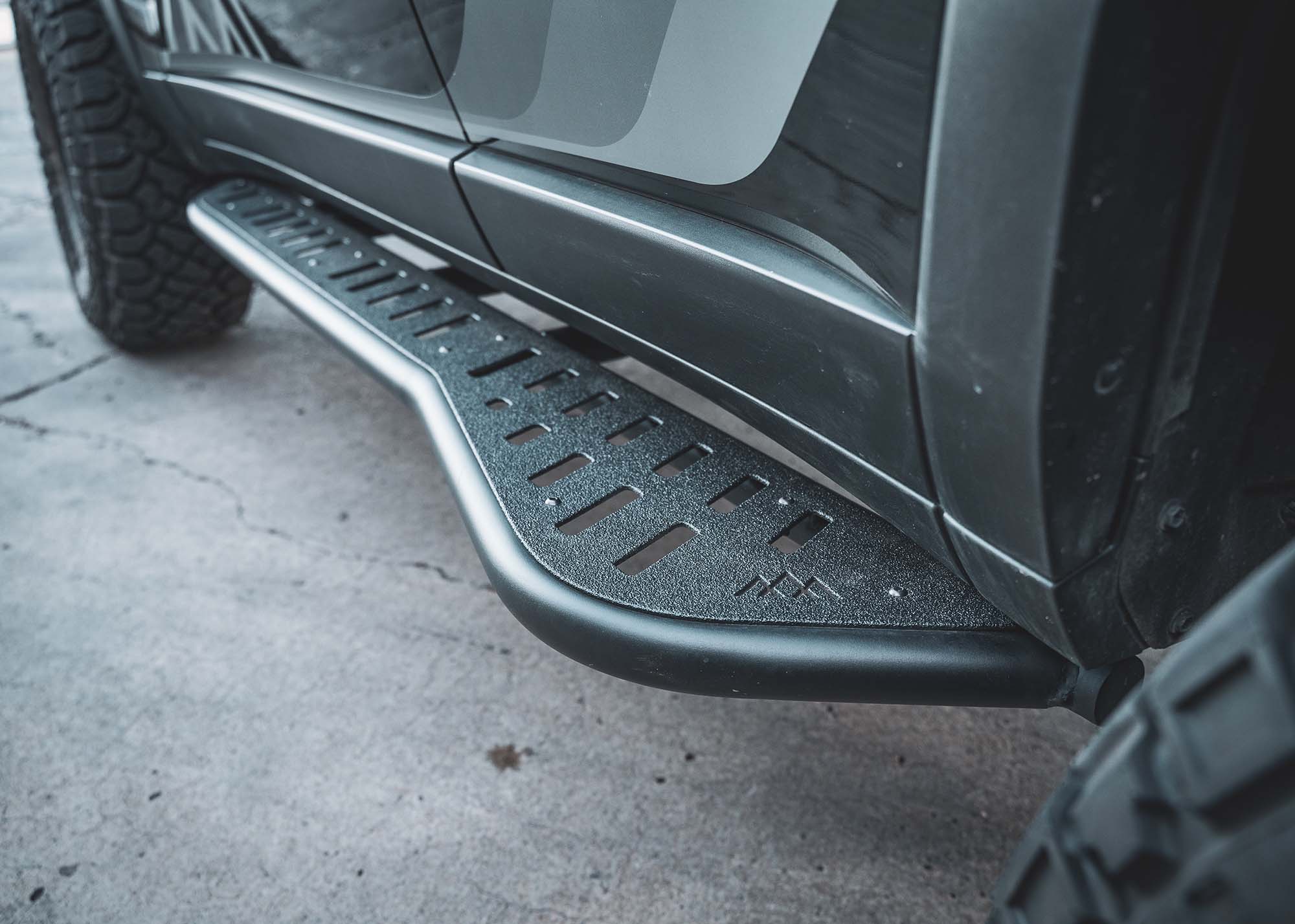 Close up of the removable aluminum top plate and textured powder coat on the Landcruiser 250 LC250 Rock Sliders from Backwoods Adventure Mods