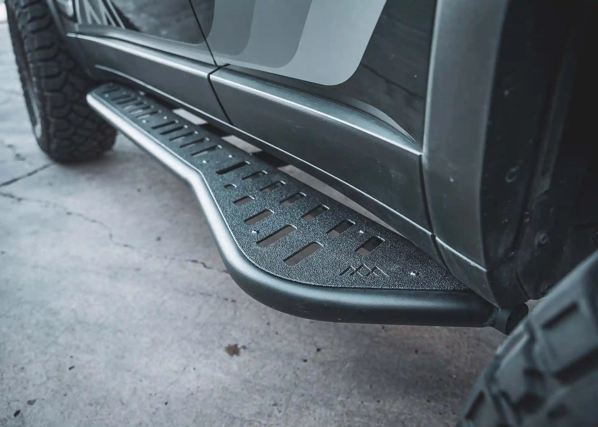 Close up of the removable aluminum top plate and textured powder coat on the Land Cruiser 250 LC250 Rock Sliders from Backwoods Adventure Mods
